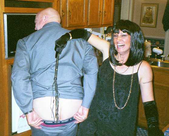 Dr Evil Shows His Ass.jpg (33774 bytes)